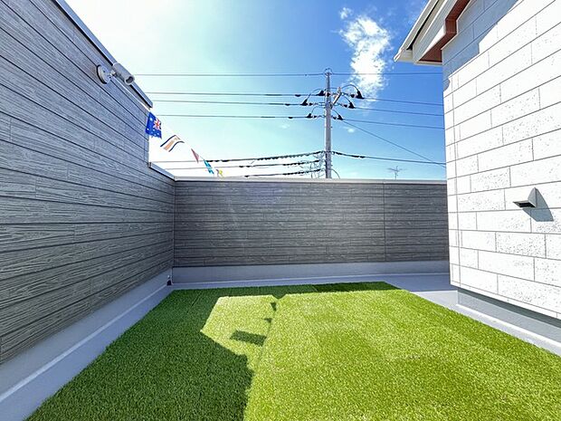 広がる青空の下、緑の絨毯が心地よい解放感をもたらす空間。陽の光を浴びて、穏やかな時間が流れます