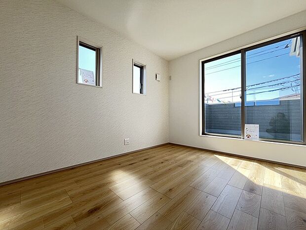 ゆとりの6.2帖ある寝室、陽光が入りやすく朝の目覚めも気持ち良く起こしてくれます。