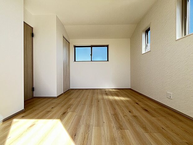 どんな家具にでも相性が良い清潔感ある白色調のクロスを採用。主張しすぎない配色、耐久性にも優れた床材は日々のメンテナンスも楽に、快適に過ごして頂けるよう考えられています。