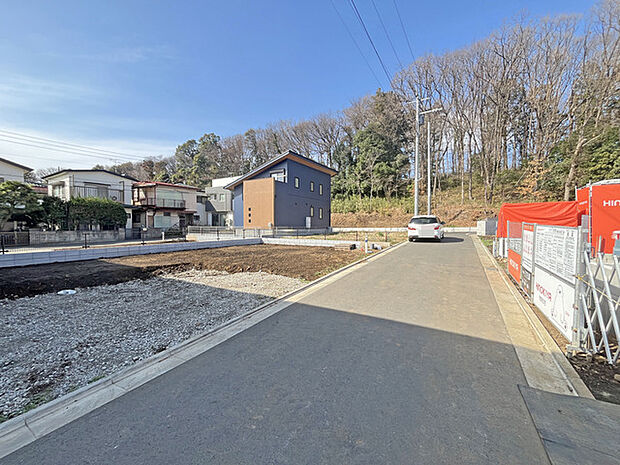 緑豊かな丘陵地が広がる、穏やかな丘の上の住まい。静寂に包まれた環境は、日々の暮らしに安らぎとゆとりをもたらし、自然との調和を感じさせる心地よい空間が広がっています