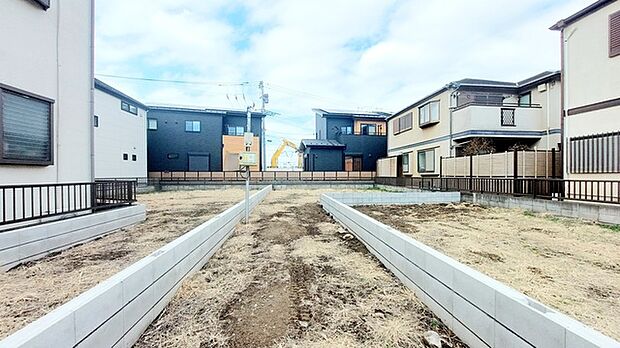 通りから入ったプライベート空間で落ち着いた雰囲気でお住いになる。敷地部分でお子様の遊ぶスペースや駐車スペースに活用できます。