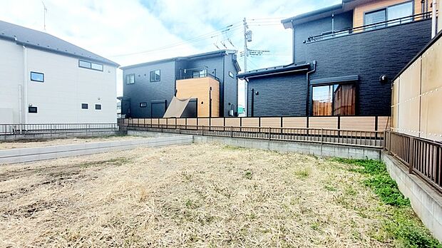 通りから入ったプライベート空間で落ち着いた雰囲気でお住いになる。敷地部分でお子様の遊ぶスペースや駐車スペースに活用できます。