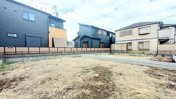 戸建てが立ち並ぶ静かな住宅街。四季折々の移り変わりを感じながら自然と楽しみ、暮らす、そんな毎日を日々の中で感じられる住環境