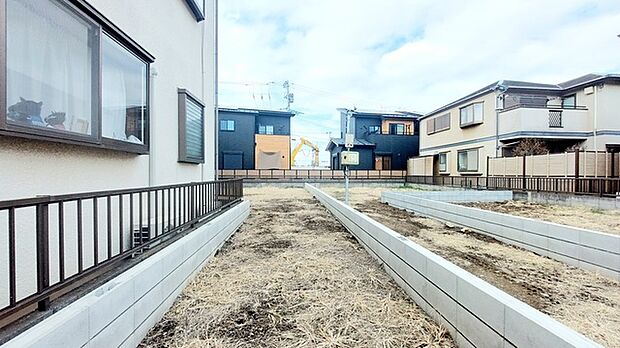 通りから入ったプライベート空間で落ち着いた雰囲気でお住いになる。敷地部分でお子様の遊ぶスペースや駐車スペースに活用できます。