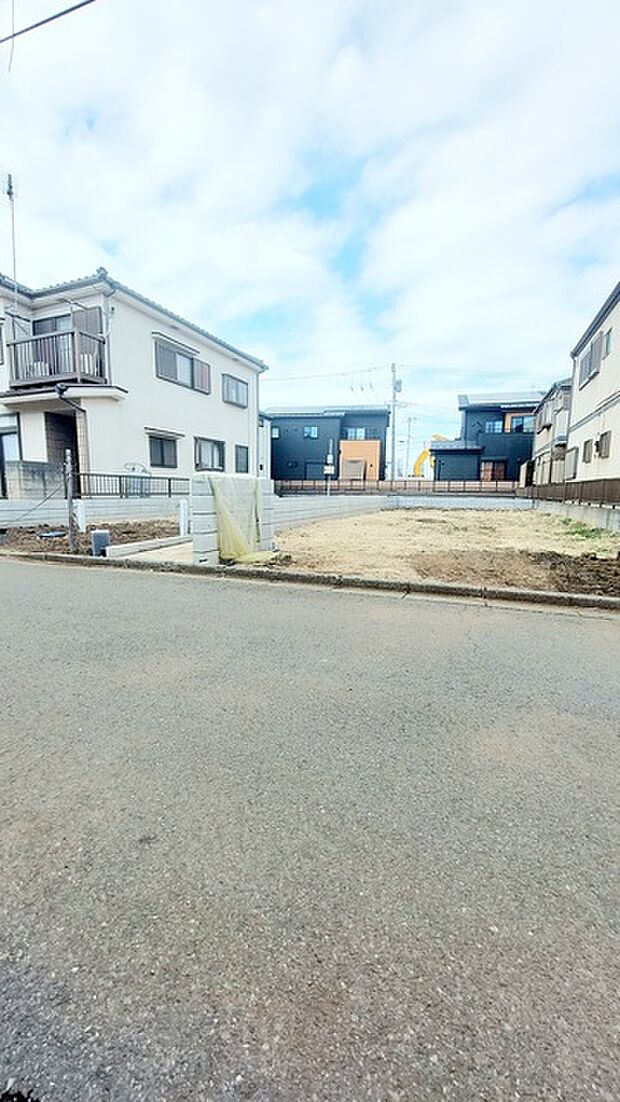 戸建てが立ち並ぶ静かな住宅街。四季折々の移り変わりを感じながら自然と楽しみ、暮らす、そんな毎日を日々の中で感じられる住環境