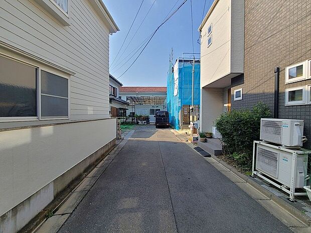 戸建てが立ち並ぶ静かな住宅街。四季折々の移り変わりを感じながら自然と楽しみ、暮らす、そんな毎日を日々の中で感じられる住環境 