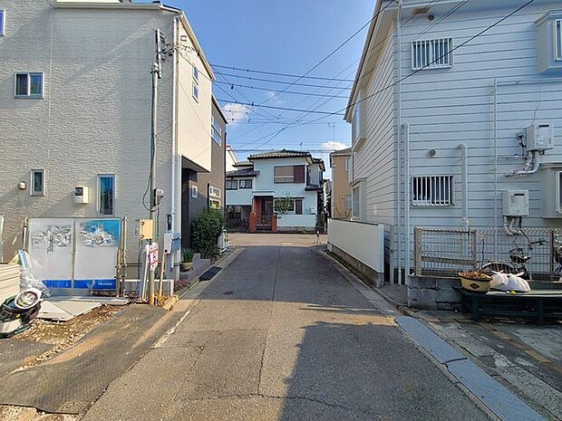 戸建てが立ち並ぶ静かな住宅街。四季折々の移り変わりを感じながら自然と楽しみ、暮らす、そんな毎日を日々の中で感じられる住環境 