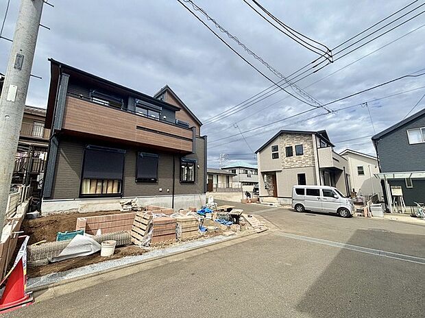 角地で開放感のある新築戸建です。