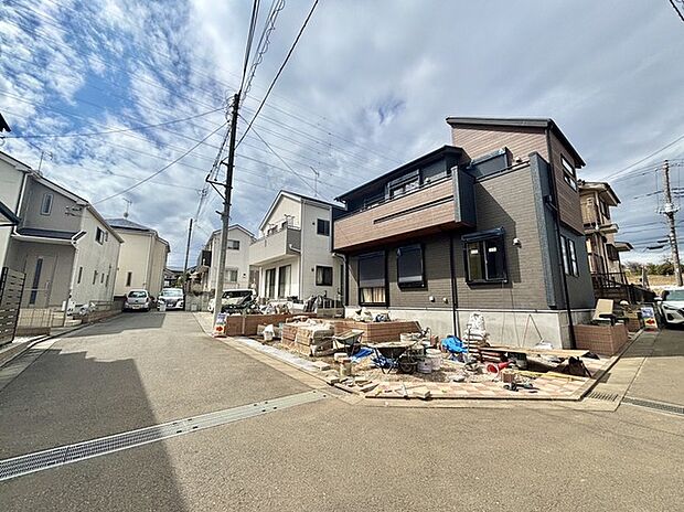 南東道路に面しており日当たりの良いあたたかいお家です。