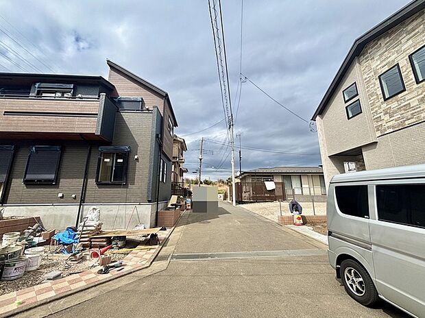 周辺の街並み 戸建てが立ち並ぶ静かな住宅街。四季折々の移り変わりを感じながら自然と楽しみ、暮らす、そんな毎日を日々の中で感じられる住環境 (30m)