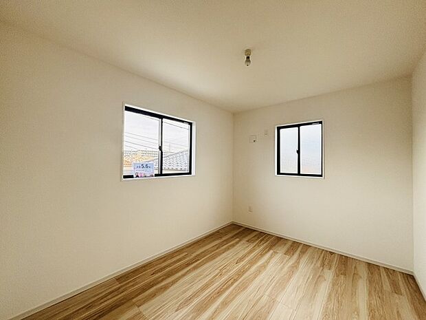 衣類の整理整頓に嬉しいクローゼット付きのお部屋。お子様のお部屋としても便利です。