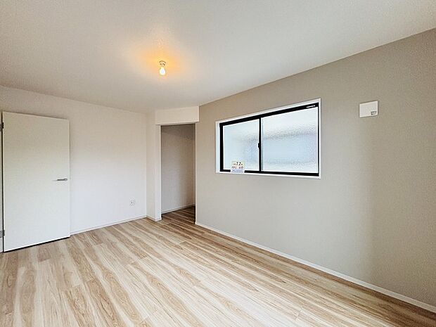 大きな開口部から明るい光が差し込む、日中の室内の明るさがこの部屋の魅力です。 