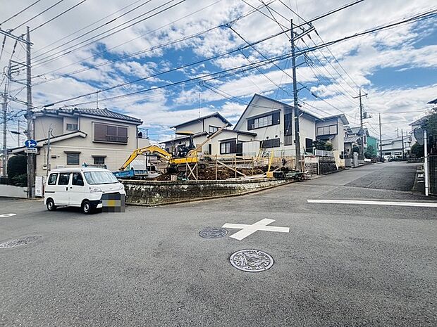 戸建てが立ち並ぶ静かな住宅街。四季折々の移り変わりを感じながら自然と楽しみ、暮らす、そんな毎日を日々の中で感じられる住環境