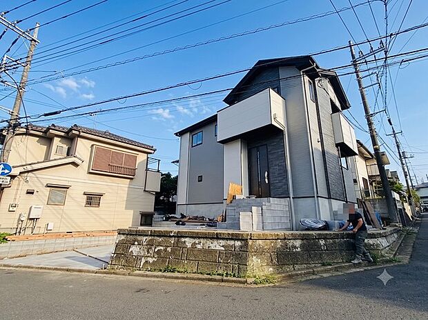 前面道路は広く、駐車がしやすいです。駐車スペース2台分ございます。 