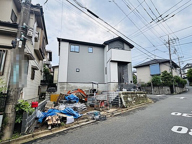 セカンドカーや来客時にも便利なカースペース2台分ございます。 