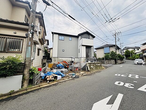 戸建てが立ち並ぶ静かな住宅街。四季折々の移り変わりを感じながら自然と楽しみ、暮らす、そんな毎日を日々の中で感じられる住環境 