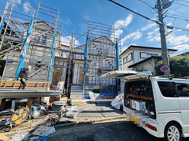 戸建てが立ち並ぶ静かな住宅街。四季折々の移り変わりを感じながら自然と楽しみ、暮らす、そんな毎日を日々の中で感じられる住環境 