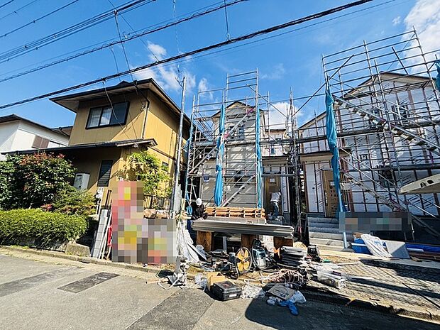 戸建てが立ち並ぶ静かな住宅街。四季折々の移り変わりを感じながら自然と楽しみ、暮らす、そんな毎日を日々の中で感じられる住環境 