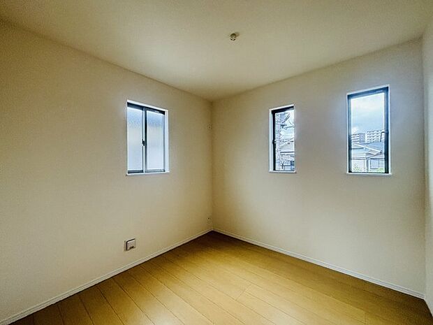 大きな開口部から明るい光が差し込む、日中の室内の明るさがこの部屋の魅力です。 
