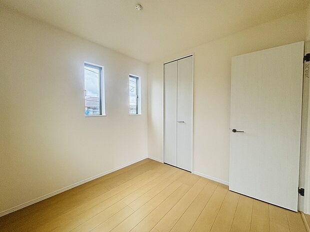 衣類の整理整頓に嬉しいクローゼット付きのお部屋。お子様のお部屋としても便利です。 