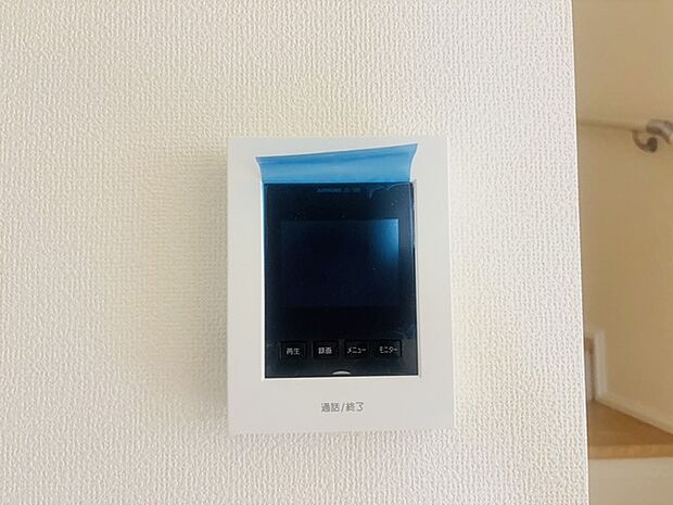 録画機能もあり、どのような人が何時に来訪されたのかが分かります。防犯上はもちろん、お届け物などの把握にも便利です。ライトが付いているので、夜間でも安心です。
