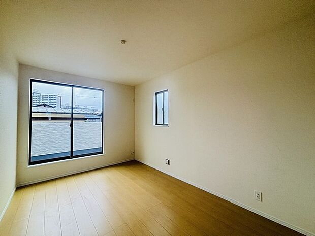 大きな開口部から明るい光が差し込む、日中の室内の明るさがこの部屋の魅力です。 