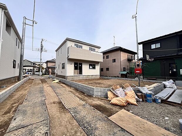 2号棟3号棟の通路があることで隣地との距離が開いております。周囲の環境との調和を大切に、穏やかな日常がここから始まります