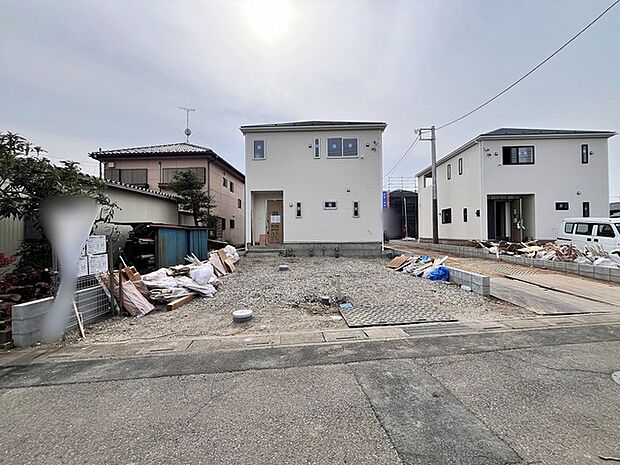 前面道路は広く、駐車がしやすいです。駐車スペース3台分ございます。