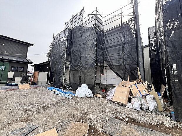 前面通路は広く、駐車がしやすいです。駐車スペース3台分ございます。