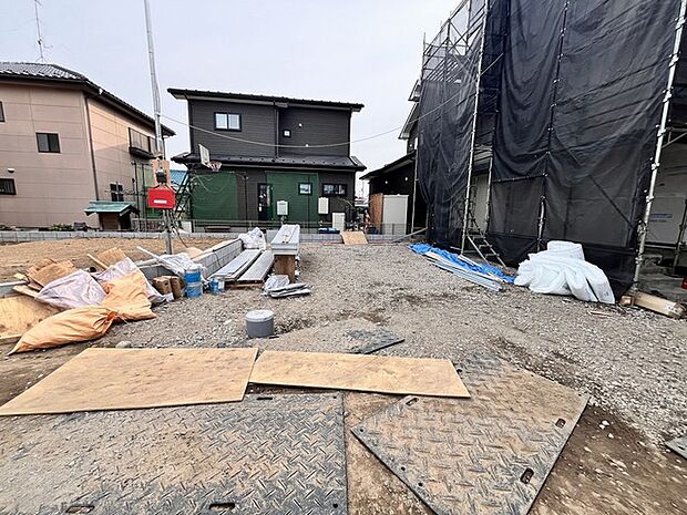 セカンドカーや来客時にも便利なカースペース3台分ございます。EVコンセント対応しております。