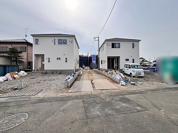 新しい暮らしが始まる予感に満ちた、静かで心地よい空間。空へと伸びるようにそびえる2棟の住まいが、穏やかな日々を静かに見守ります (5m)