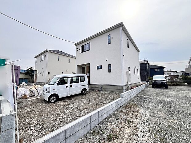 前面道路は広く、駐車がしやすいです。駐車スペース3台分ございます。