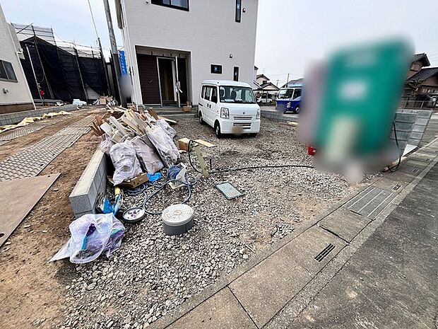 駐車スペース3台分ございます。EVコンセント対応しております。