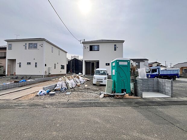 セカンドカーや来客時にも便利なカースペース3台分ございます。