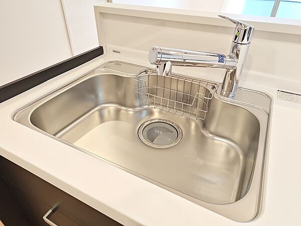 キッチンシンクには、いつでも綺麗なお水が利用できる「浄水機能付き水栓」を装備！