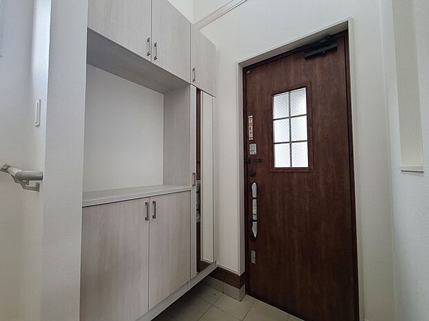 明るく開放的な玄関、靴の脱ぎ履きもしやすく、収納も豊富でご家族皆様の靴をスッキリ収納できます。