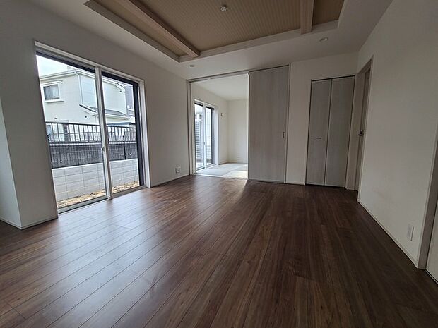 家族団欒のリビング。陽光差し込む食卓には家族の会話とスマイルが溢れます。いつまでもここで食卓を囲みたくなる、そう感じさせてくれるスペース。