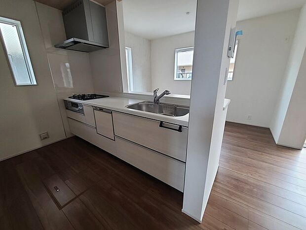 リビングにいる家族の顔が見渡せるカウンターキッチン。お料理もより一層おいしく、楽しく。食器棚を背面に設置しても十分な広さを確保しています。