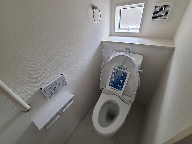 ウォシュレット機能付きのトイレ。換気のしやすい窓付きで、収納もあり実用性も兼ね備えた造り。