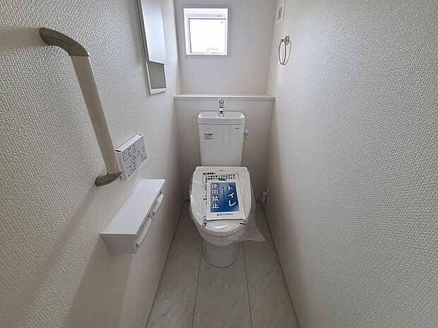 ウォシュレット機能付きのトイレ。換気のしやすい窓付きで、収納もあり実用性も兼ね備えた造り。