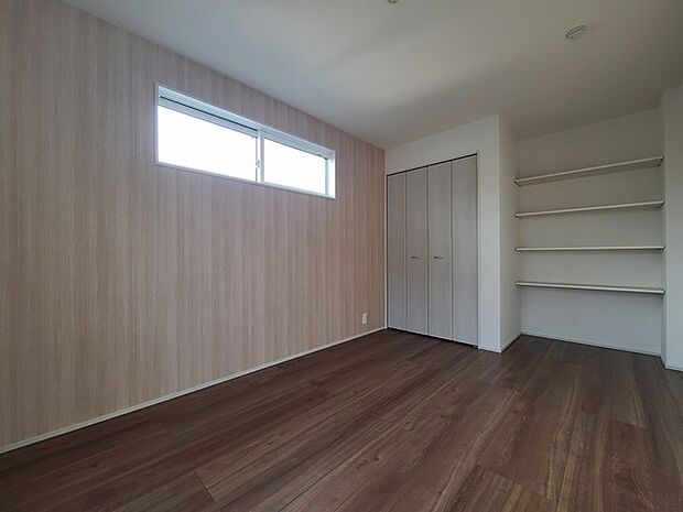 アクセントクロスを使用したオシャレな洋室。窓からそそぐ陽の光が眩しいベッドルームは、朝の目覚めが心地良く迎えられそうです。