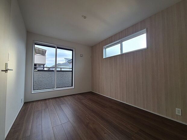 アクセントクロスを使用したオシャレな洋室。窓からそそぐ陽の光が眩しいベッドルームは、朝の目覚めが心地良く迎えられそうです。