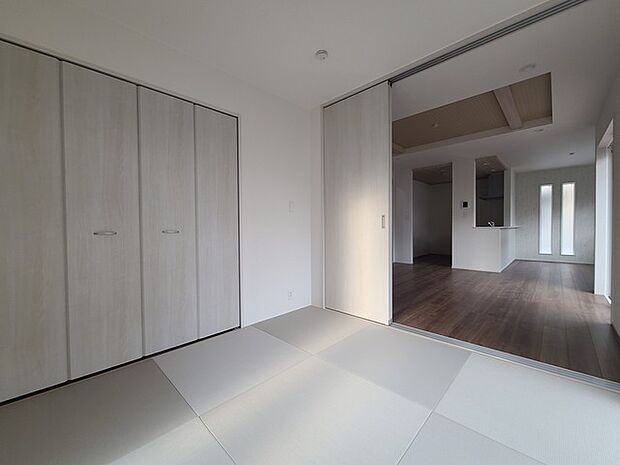 扉を開放するとLDKと和室を一体利用できる空間!扉を閉めると独立した空間としても活用できます。