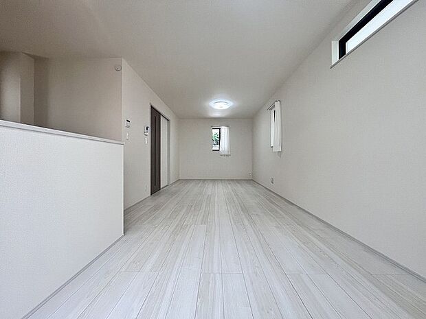 いつも家族の集まるリビングは広々とした16.5帖。通風・採光にも優れ、心安らぐ風と光がたえない空間。汎用性に富んだ居住スペースと、高揚感さえも与えてくれる住空間です。