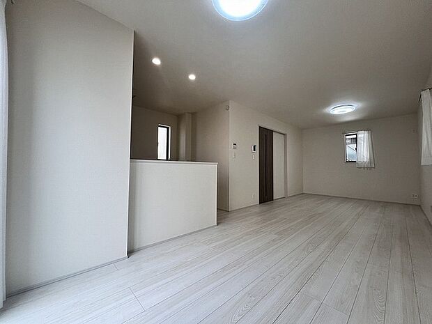 家族が一番集まる場所だから広々としつつも素敵な空間であって欲しい。皆がくつろぐリビングからキッチンまでが一つに繋がる空間。