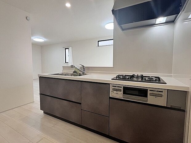 リビングにいる家族の顔が見渡せるカウンターキッチン。お料理もより一層おいしく、楽しく。食器棚を背面に設置しても十分な広さを確保しています。