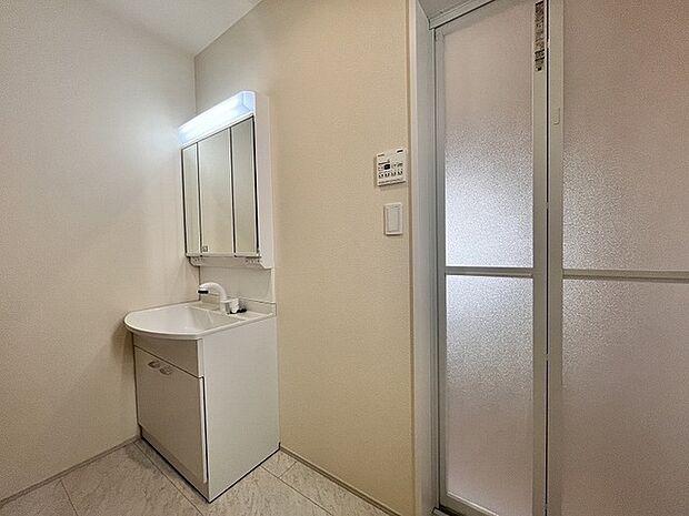 ゆとりの洗面スペースで朝の身支度もスムーズに行えます。