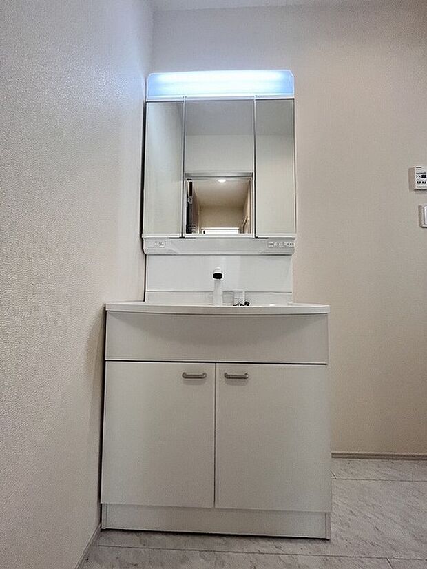 お出かけ前の身だしなみに一歩差がつく三面鏡。ミラー裏にはたっぷり収納もございます。