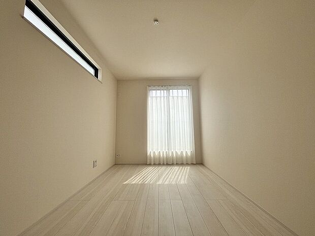 今からここを誰のお部屋にしようか、そんな洋室。大きさは6.21帖です。