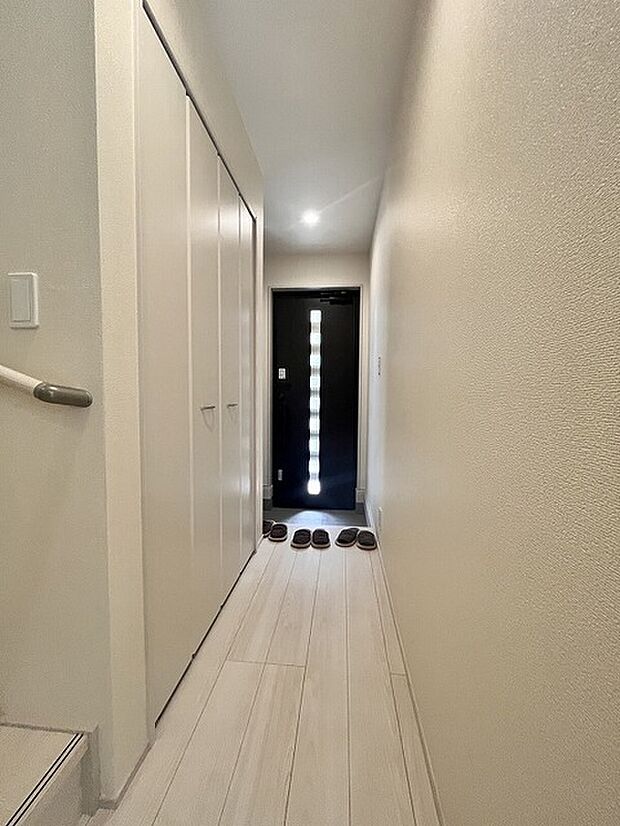 玄関ホール部分にも収納があり、収納力があります。